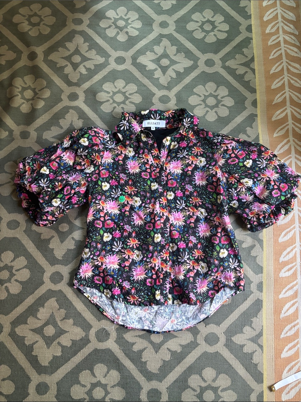 Elliatt Black Floral Puff-Sleeve Button-Up Shirt